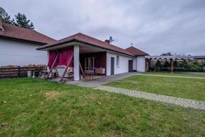 intérieur de salle véranda ou belvédère dans en bois village vacances Accueil avec jardin chaises photo