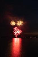 feux d'artifice sur une Lac le l'eau reflète le lumière photo