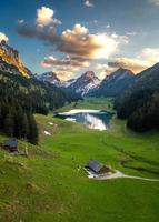 une ferme dans le vallée suivant à une Montagne Lac photo