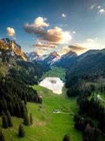 une Montagne Lac entouré par les forêts montagnes photo