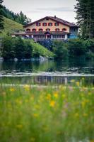 un auberge cette des stands par le Lac photo