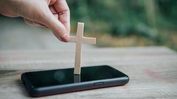 croix en bois sur un téléphone photo