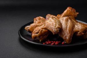 cuit poulet ailes avec sel, épices et herbes photo