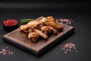 cuit poulet ailes avec sel, épices et herbes photo