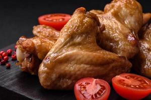 cuit poulet ailes avec sel, épices et herbes photo