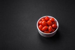 Frais savoureux Cerise tomates dans une blanc nervuré bol photo