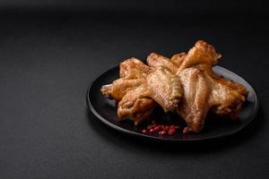 cuit poulet ailes avec sel, épices et herbes photo