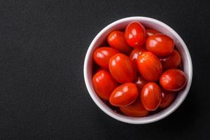 Frais savoureux Cerise tomates dans une blanc nervuré bol photo