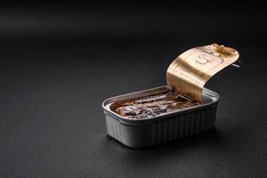 métal aluminium pouvez de en conserve sardines dans pétrole avec épices et sel