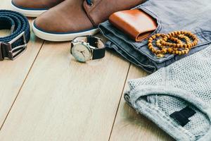 vêtements et accessoires de mode sur plancher en bois photo