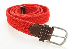 ceinture avec boucle sur fond blanc photo