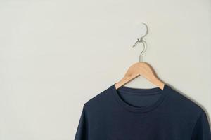 t-shirt suspendu avec cintre en bois photo