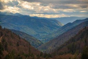 une Montagne paysage, le montagnes forme beaucoup les niveaux, pendant le le coucher du soleil photo