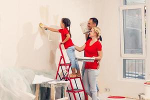 content famille mère père et enfant fille sont Faire réparations peindre mur à Accueil photo