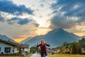 Jeune magnifique femme voyageur , montagnes Alpes arrière-plan, photo