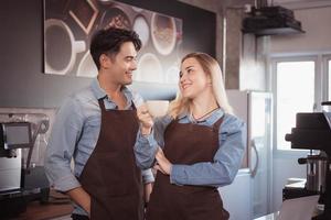 le café magasin affaires apporte joie, amusant, et fierté à Jeune gens qui le désir à gérer leur posséder entreprise. photo