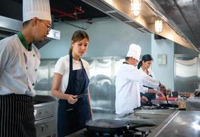 professionnel chef qui se spécialise dans bien viandes le steak cette est servi à le client est incontestablement délicieux. photo