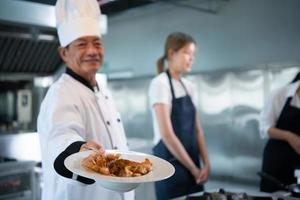 cuisine classe atmosphère, est à travail étroitement avec une chef et apprendre de expérimenté chefs à reconnu établissements. photo