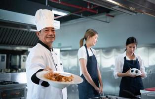 cuisine classe atmosphère, est à travail étroitement avec une chef et apprendre de expérimenté chefs à reconnu établissements. photo