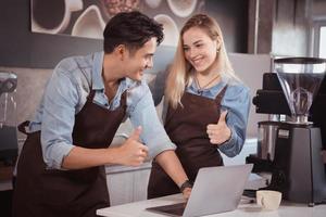 le café magasin affaires apporte joie, amusant, et fierté à Jeune gens qui le désir à gérer leur posséder entreprise. photo