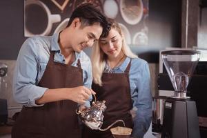 le moderne café magasin volonté servir tout trie de café, comprenant goutte café. les clients préférer cette méthode car il fournit le plus réaliste café saveur. photo