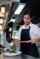 cuisine classe atmosphère, est à travail étroitement avec une chef et apprendre de expérimenté chefs à reconnu établissements. photo