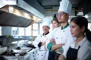 portrait de une groupe de chefs et culinaire élèves dans le culinaire de l'institut cuisine. photo