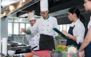 cuisine classe atmosphère, est à travail étroitement avec une chef et apprendre de expérimenté chefs à reconnu établissements. photo