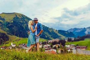 Jeune couple dans montagnes souriant photo