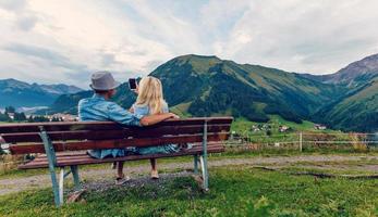 Jeune couple dans montagnes souriant photo