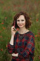 magnifique femme ou affaires femme parlant sur une cellule téléphone dehors. Extérieur portrait de une magnifique content femme d'affaires parlant sur cellule téléphone. photo