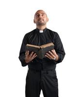 prêtre prier sur blanc Contexte photo