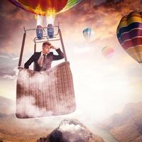 homme d'affaire explorant dans une chaud air ballon photo