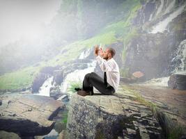 homme d'affaire relaxant en plein air photo