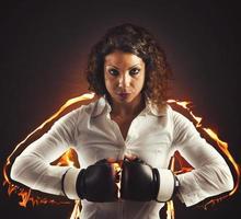 déterminé femme d'affaires avec boxe gants photo