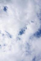 bleu ciel Contexte avec blanc nuages.ciel des nuages. bleu ciel avec blanc des nuages. photo