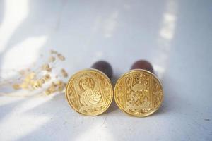 jolie la cire pièces de monnaie pour une ancien Regardez pour mariage ou invitation décoration photo