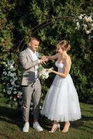 mariage la cérémonie de le jeunes mariés sur le clairière photo