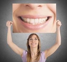 femme avec une sourire panneau d'affichage photo