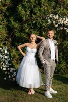 mariage la cérémonie de le jeunes mariés sur le clairière photo