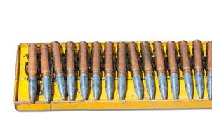 munition ceinture ,chaîne de cartouches isolé sur blanc Contexte photo