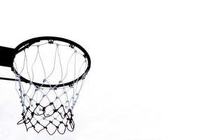 basketball cerceau vu de au dessous de sur blanc arrière-plan, une vue de une basketball cerceau de au dessous de photo