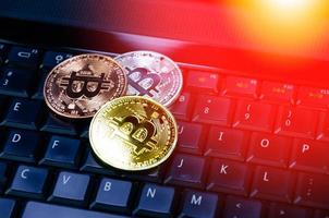 bitcoin pièces de monnaie sur ordinateur clavier, symbole de électronique virtuel argent et exploitation minière crypto-monnaie concept.coin crypto devise bitcoin concept.bitcoin sur clavier. photo