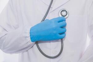 le médecin s'est emparé du stéthoscope photo