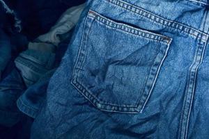 en tissu texture, proche en haut de bleu denim jean texture avec retour poche détail..détruit déchiré classique denim bleu jeans patchs, bannière mode Contexte photo