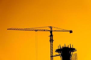 construction site grue silhouettes, grue et construction site à le coucher du soleil photo