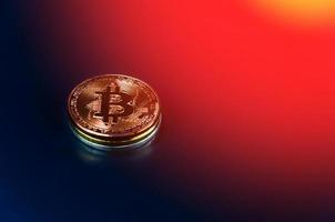 bitcoin pièces de monnaie sur foncé arrière-plan, symbole de électronique virtuel argent et exploitation minière crypto-monnaie concept.coin crypto devise bitcoin concept. photo