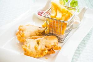 poisson et frites sur une assiette blanche
