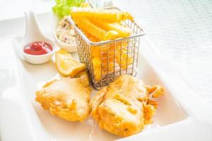 poisson et frites sur une assiette blanche photo