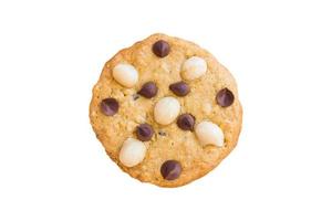 Macadamia et cookie aux pépites de chocolat isolé sur fond blanc photo